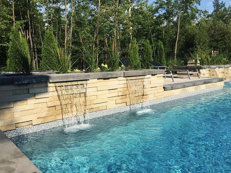 Il y a une cascade au milieu de la piscine.