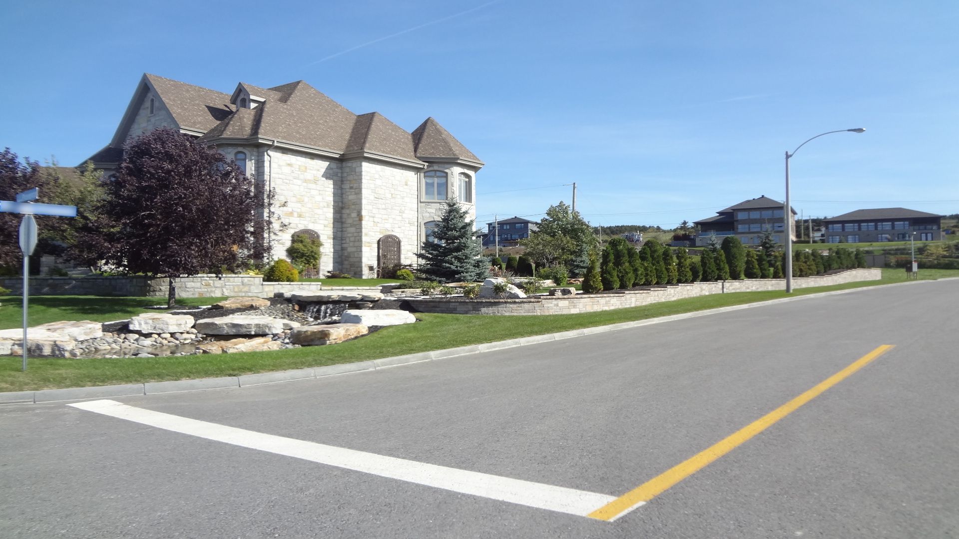 Une grande maison se trouve au bord d'une route