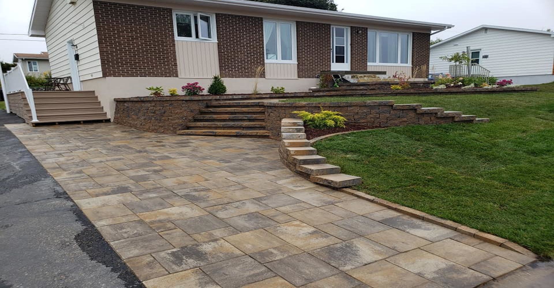 Une maison avec une allée et des escaliers devant.