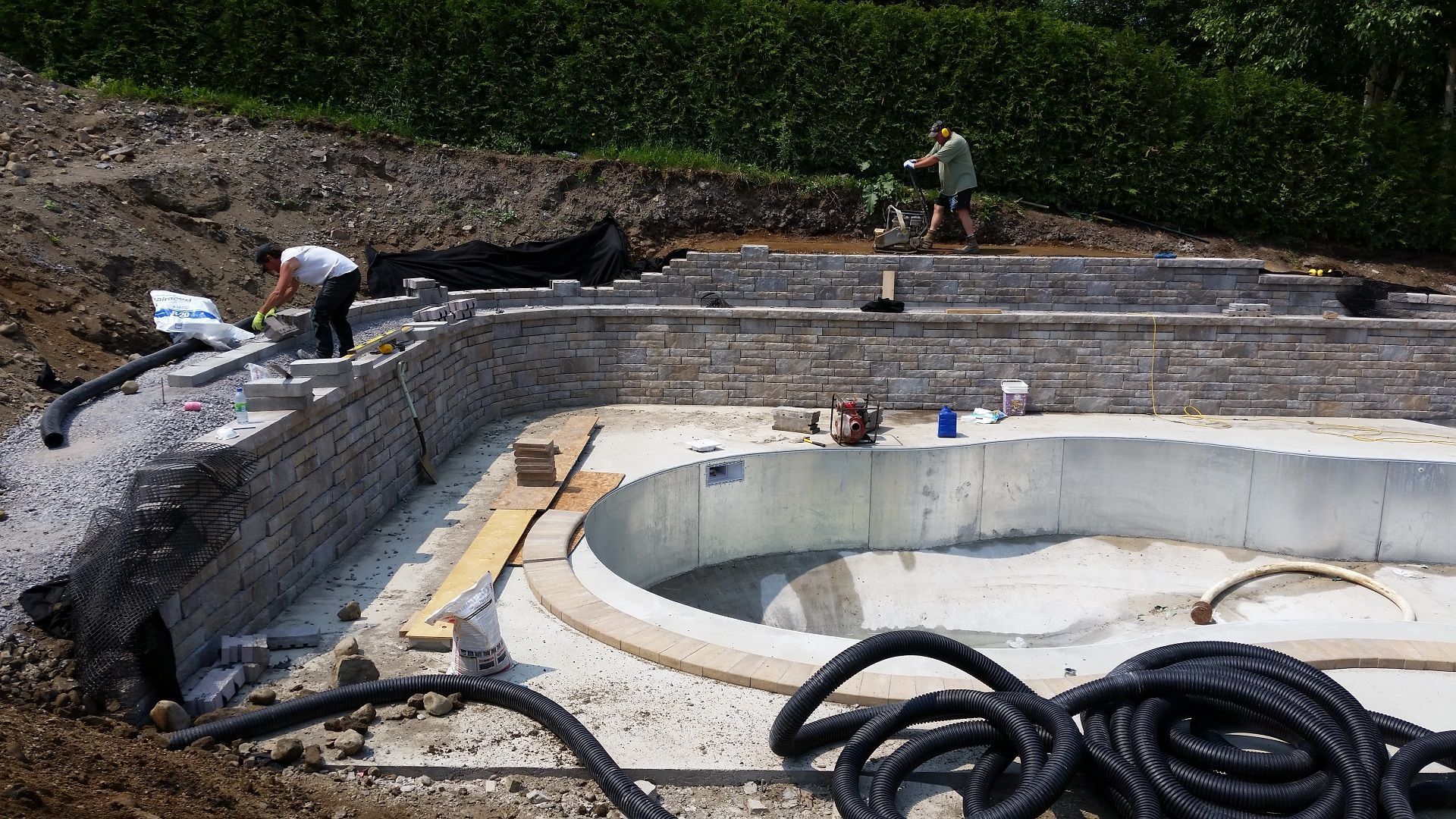 Un homme travaille sur une piscine dans la terre.
