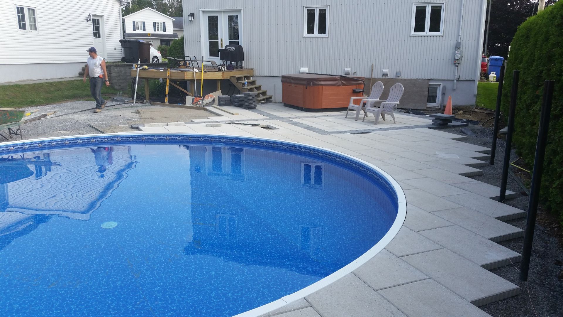 Une piscine est en cours de construction dans l'arrière-cour d'une maison.