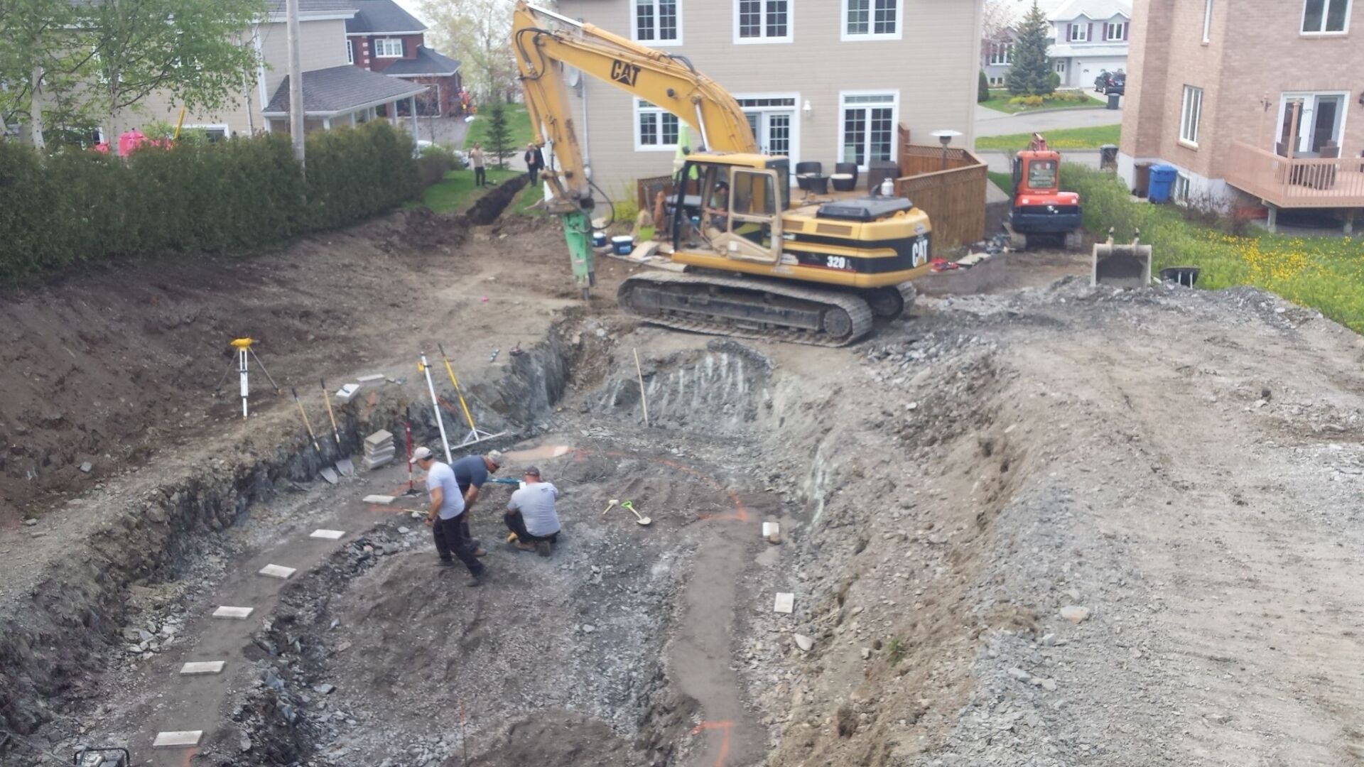 Une vue aérienne d'un chantier de construction avec une grande excavatrice.