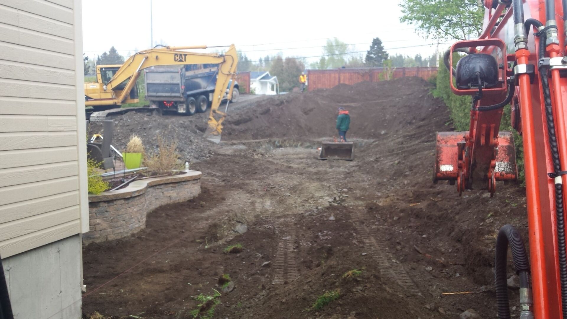 Un chantier avec beaucoup de terre et de machines.