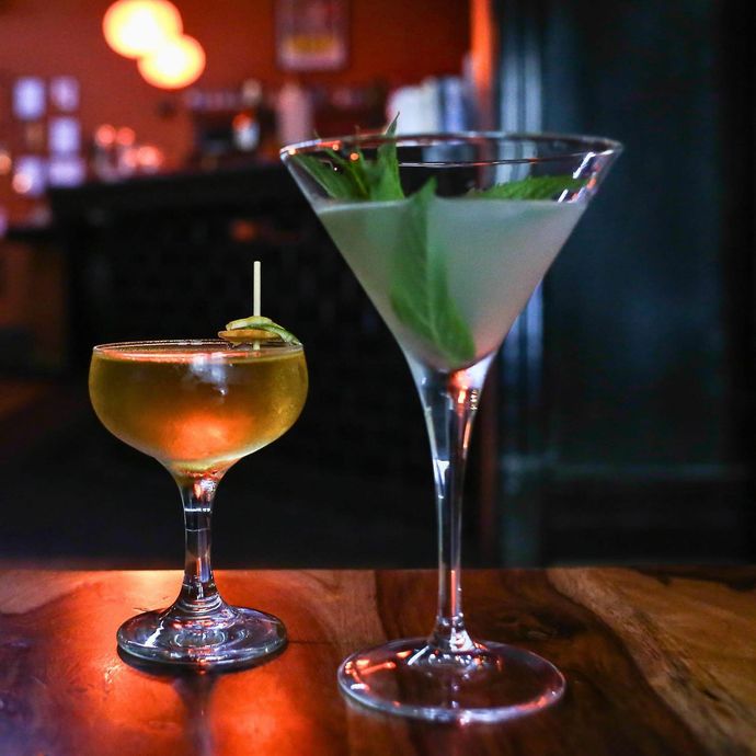 Pasta ai frutti di mare con gamberi, cozze, polpo, pomodori ed erbe aromatiche su un piatto bianco.