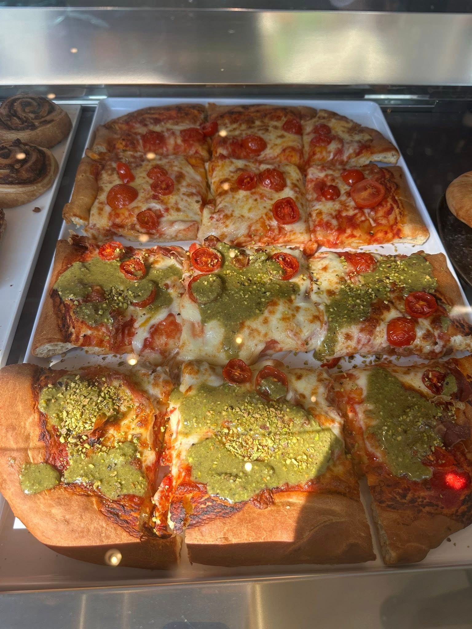 Piatto di frutti di mare con limoni e arance su un tavolo; bottiglie e bicchiere di vino sullo sfondo.