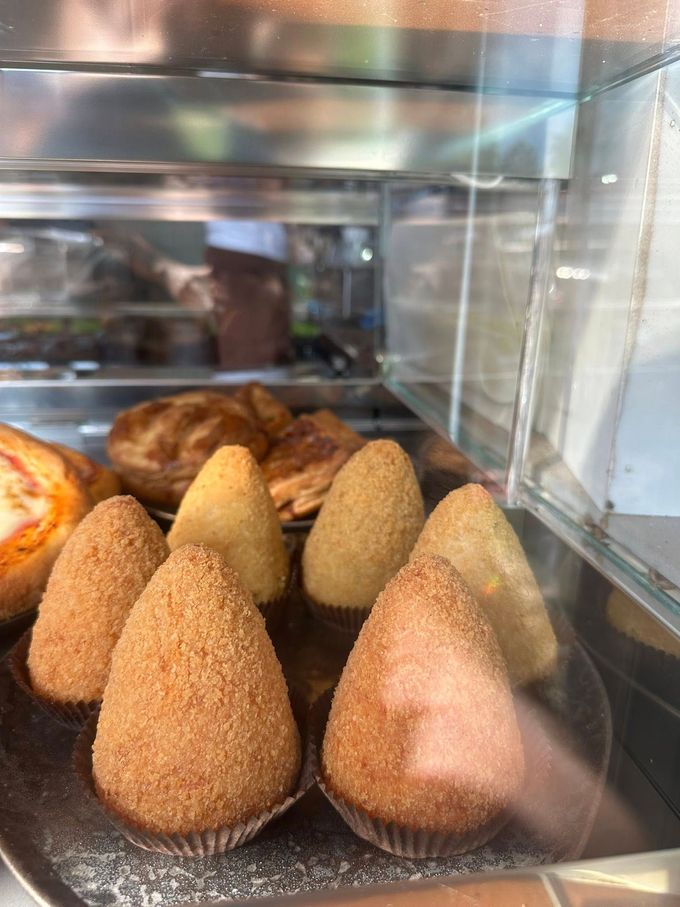 Piatto di frutti di mare con gamberi, ostriche e limoni su un tavolo con vino.