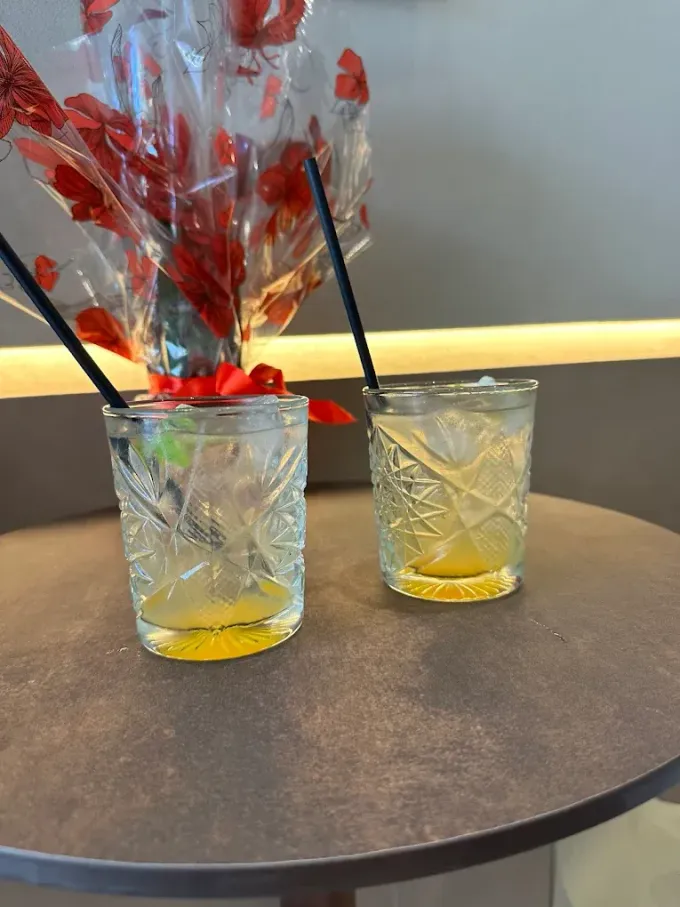 Piatto di frutti di mare con gamberi, ostriche e limoni su un tavolo con vino.