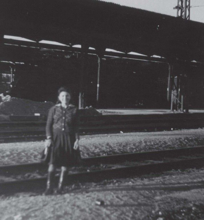 715_Lola_at_German_train_station.1947