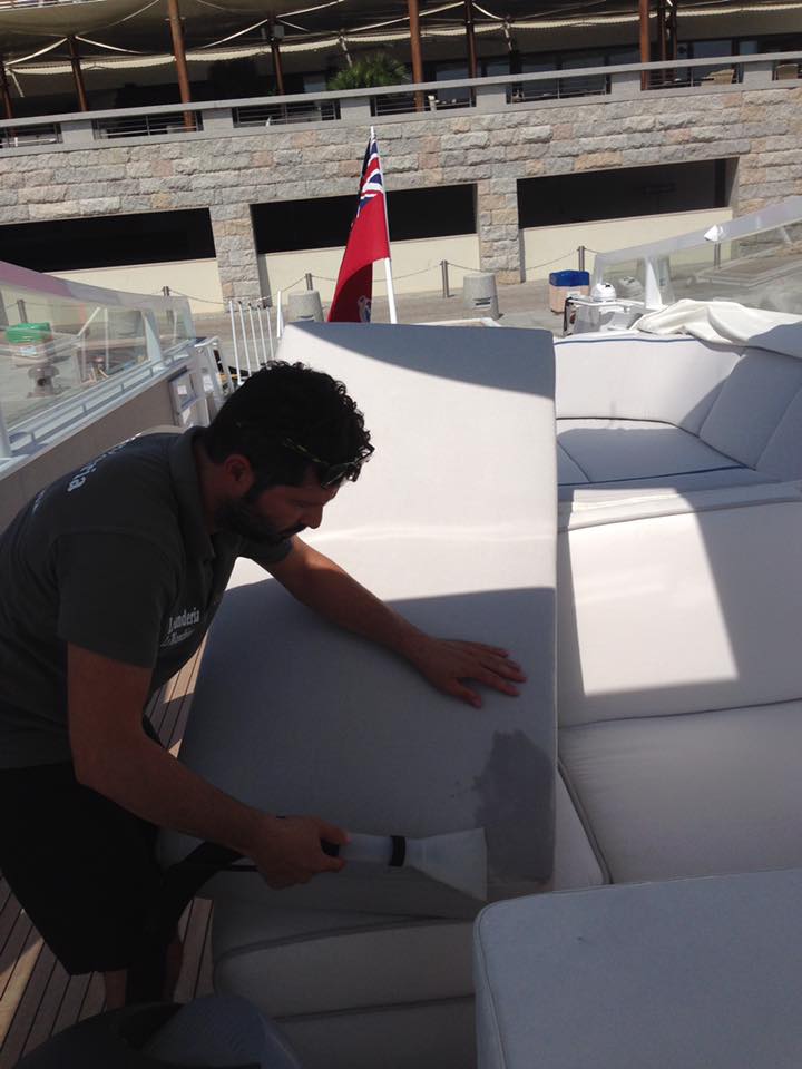 Pulizia di uno yacht