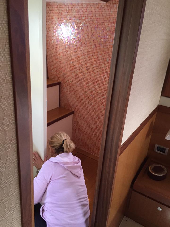 Pulizia di interno di imbarcazione