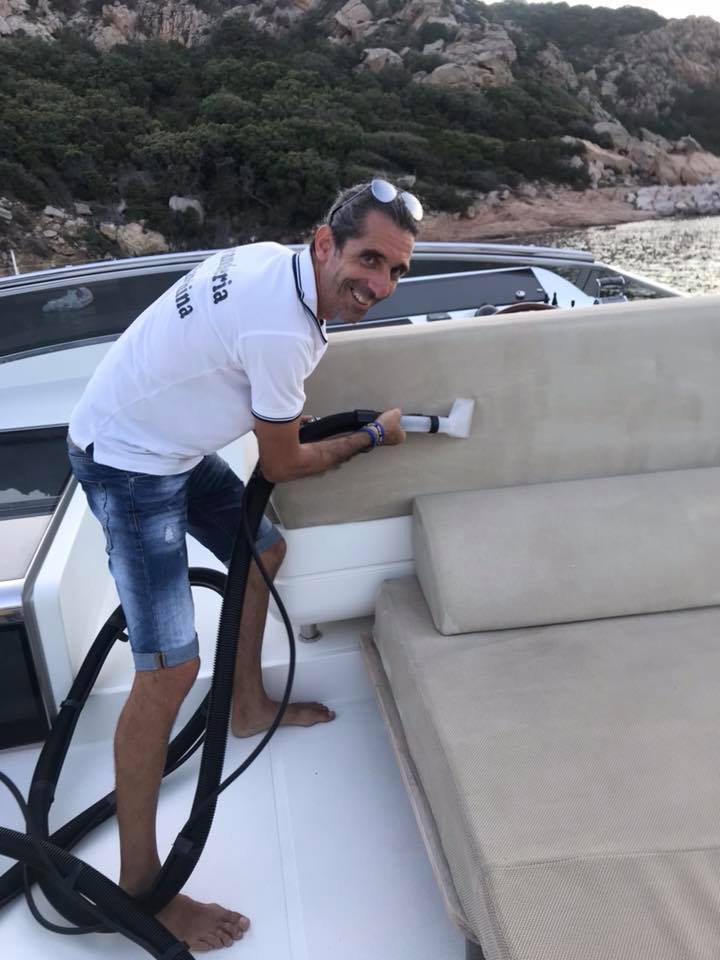 Pulizia della tappezzeria di un'imbarcazione