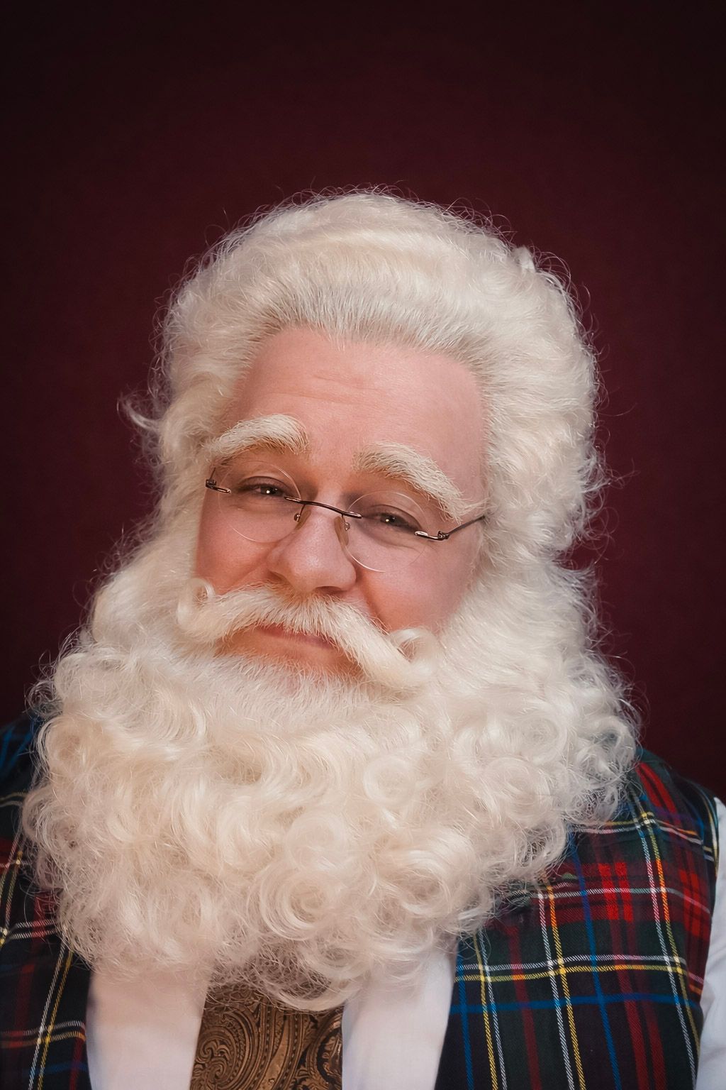 Kerstmanpruik en -baard, pluizig wit, op een standaard, studio-opstelling.