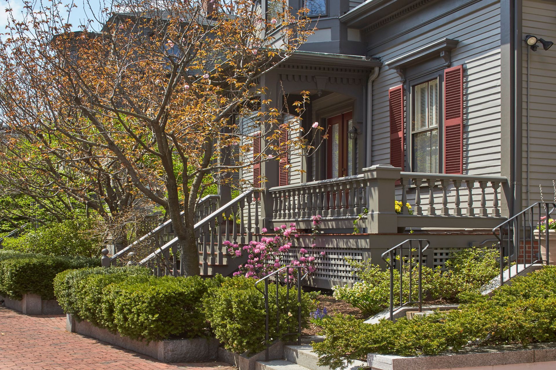 35 Linnaean St exterior front porch photo