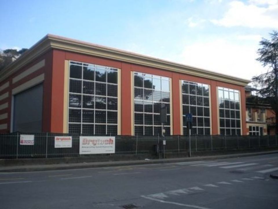 Officina con ampio magazzino