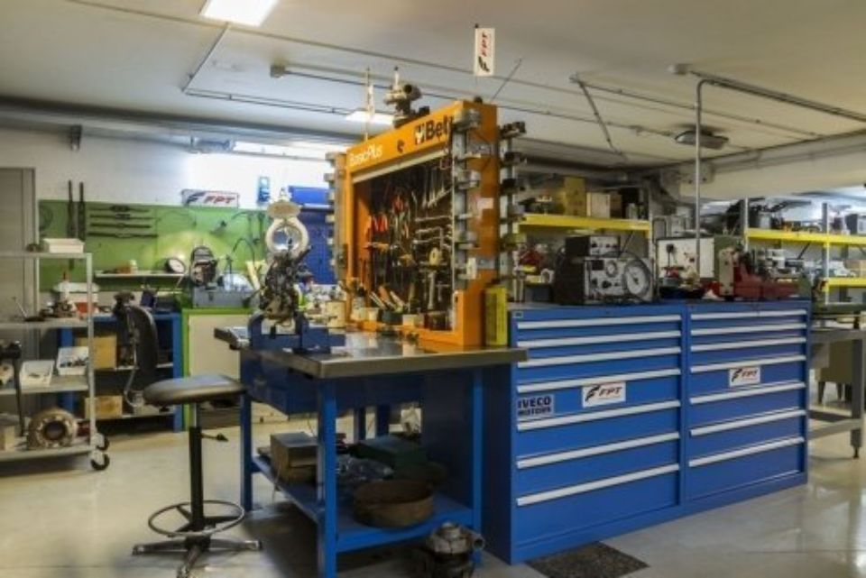 Officina nautica con apparecchiature di ultima generazione