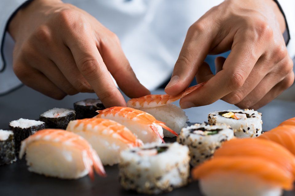 sushi chef che realizza nigiri