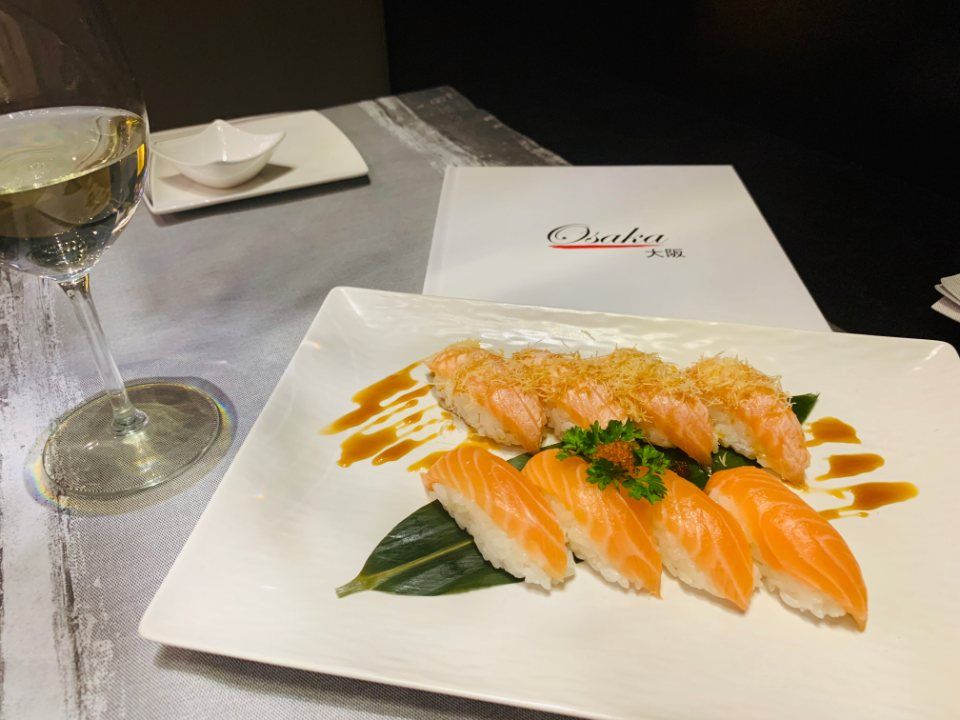 nigiri di salmone crudo e scottato