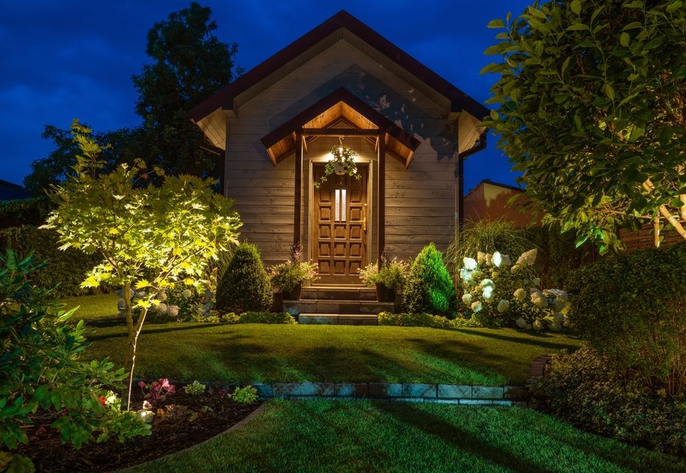 La facciata di una casa è illuminata di notte