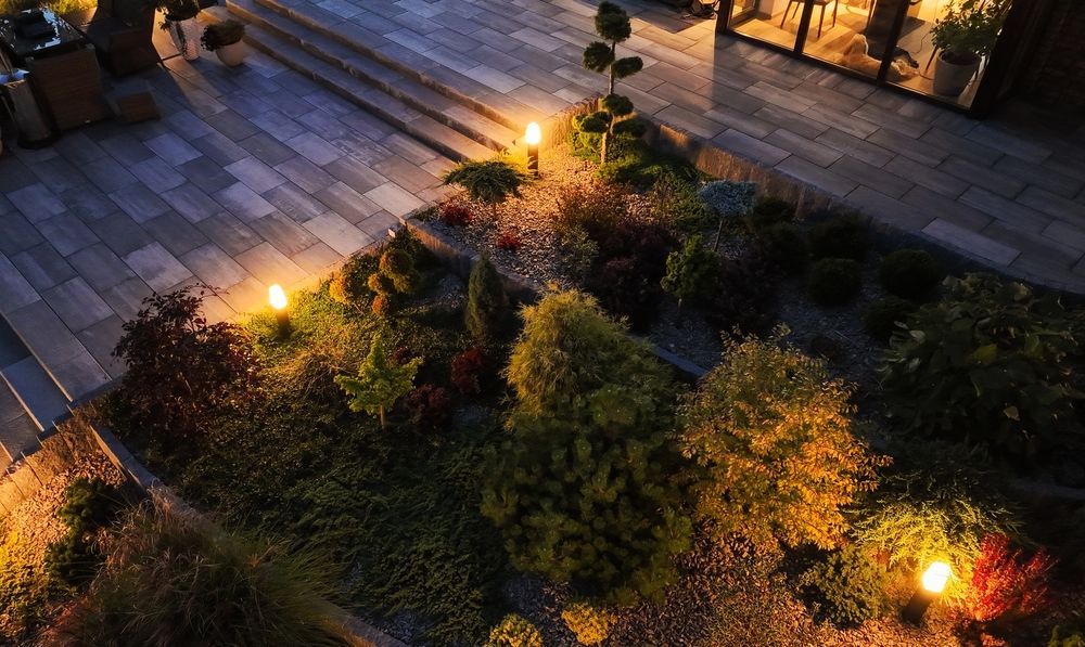 Una vista aerea di un giardino con le luci accese di notte.
