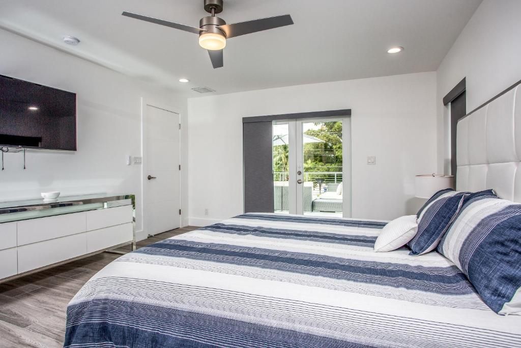 King room with terrace view — Wilton Manors, FL — Casa Hermès