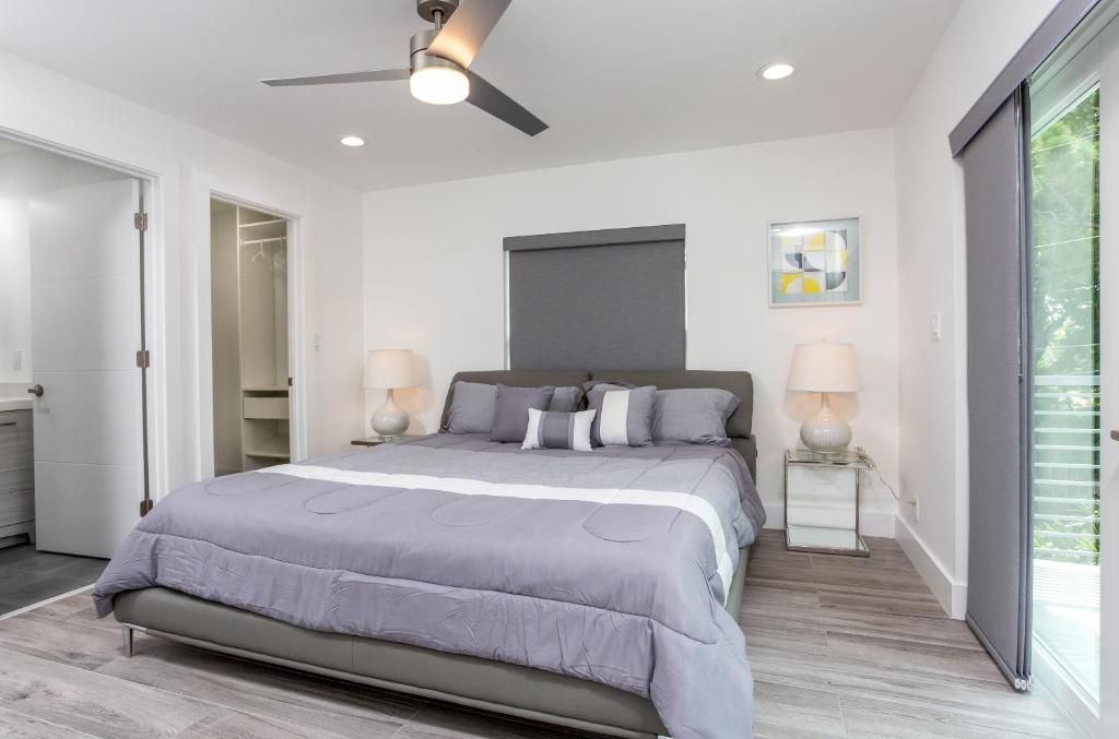 King room with pool view — Wilton Manors, FL — Casa Hermès