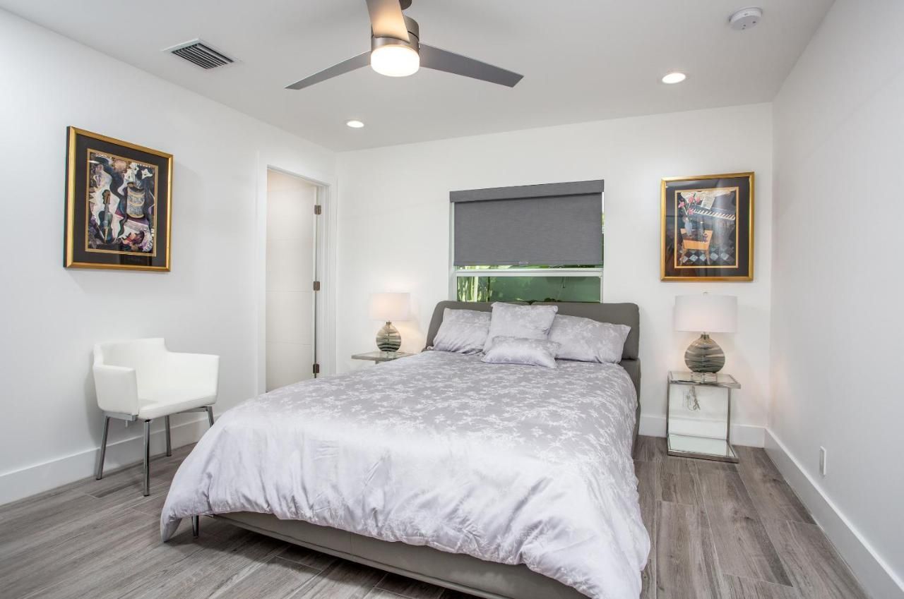 Queen room with balcony — Wilton Manors, FL — Casa Hermès