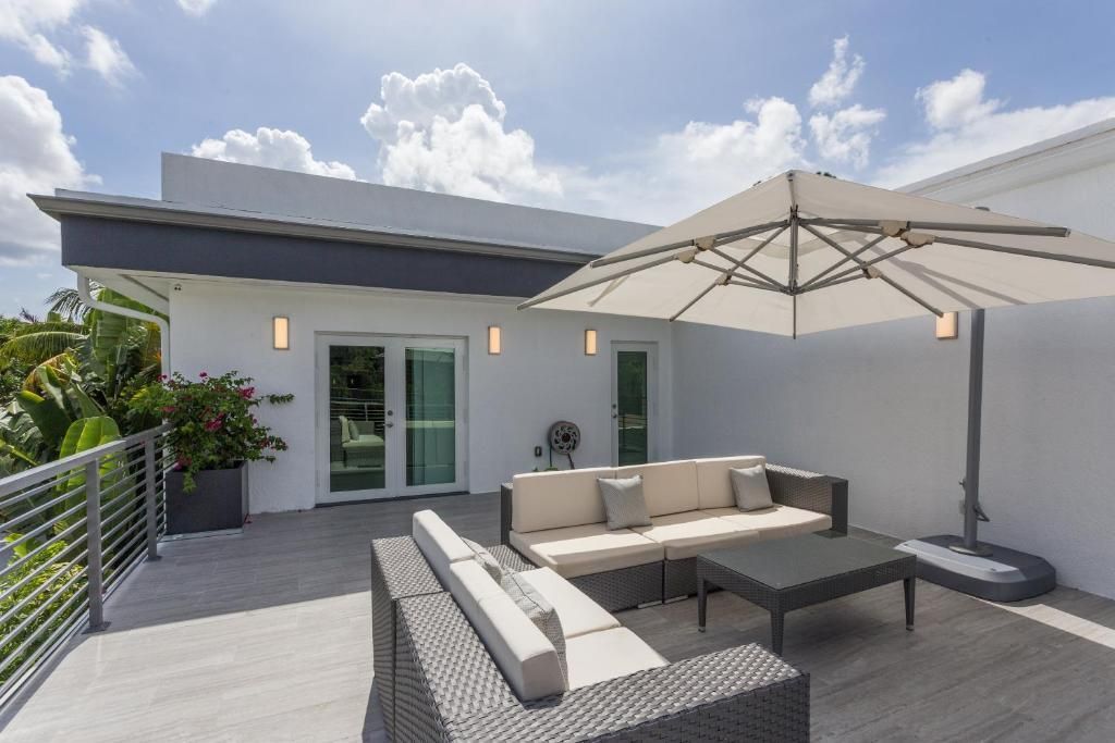 King room with terrace view — Wilton Manors, FL — Casa Hermès