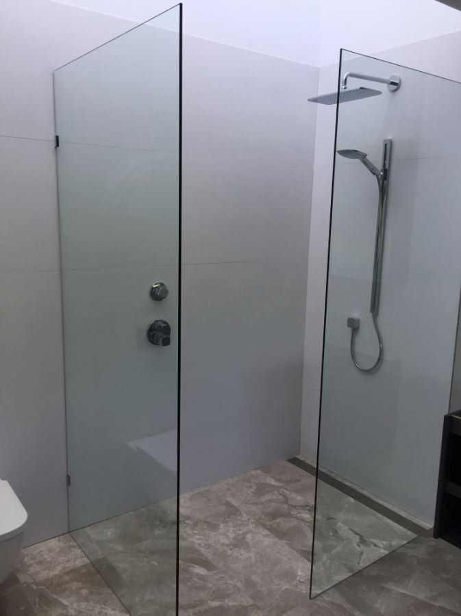 Frameless glass door for shower