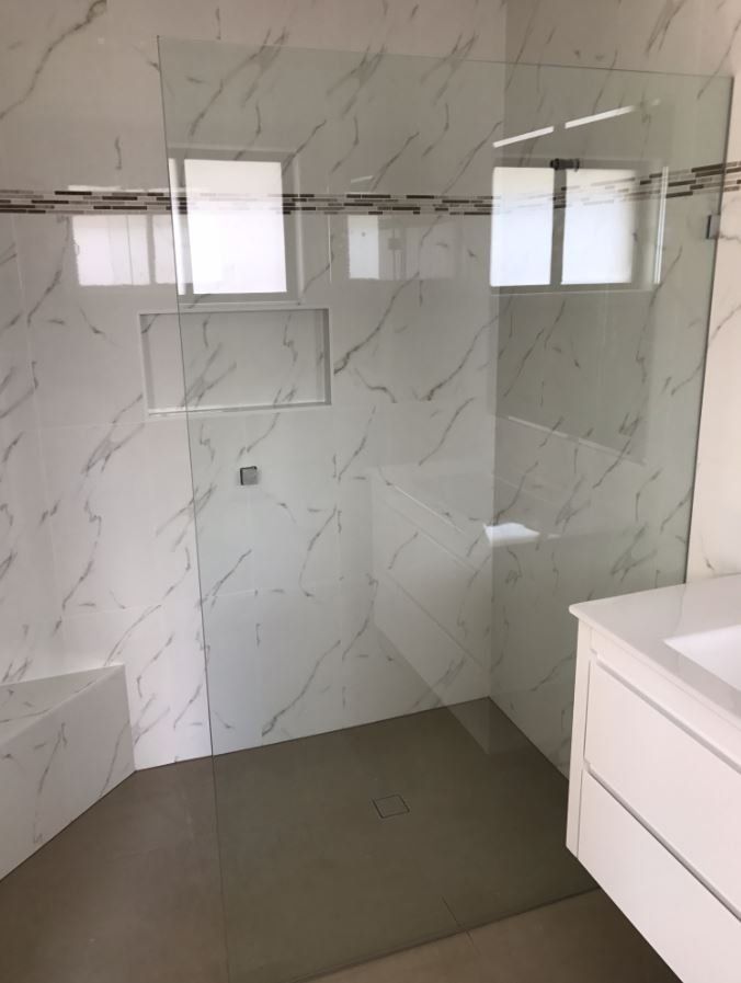 Frameless glass door