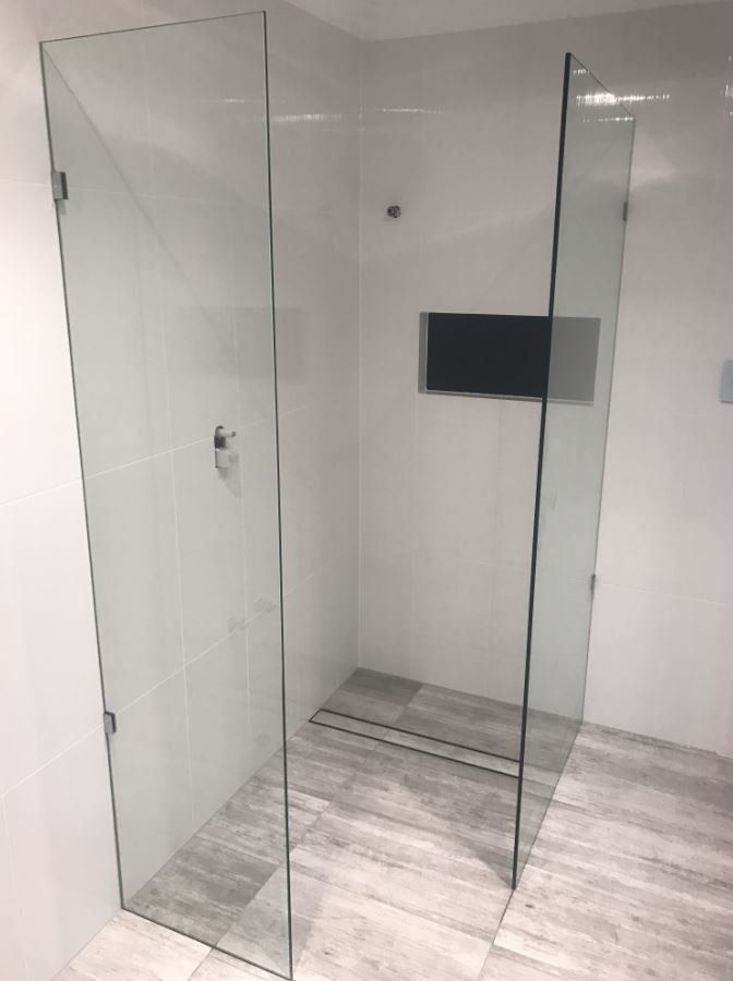 Frameless glass door for shower