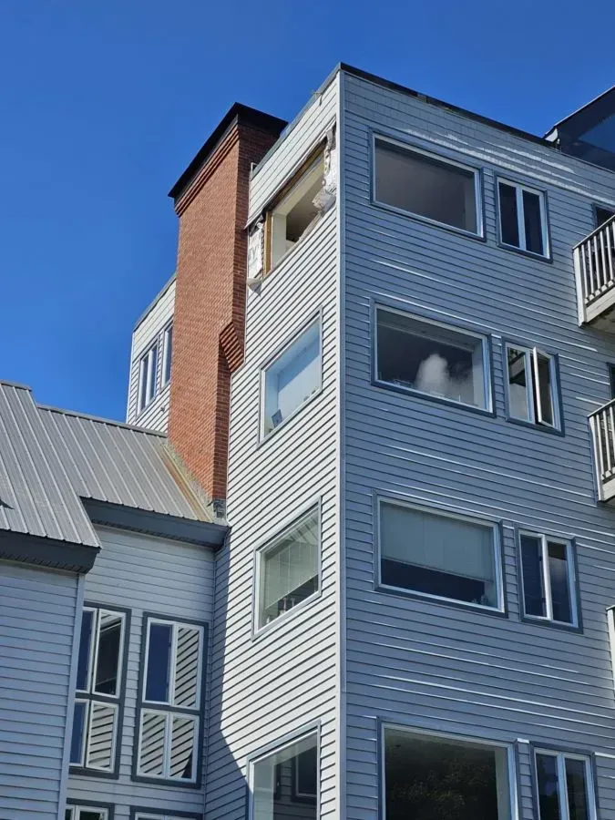 A tall building with lots of windows and balconies