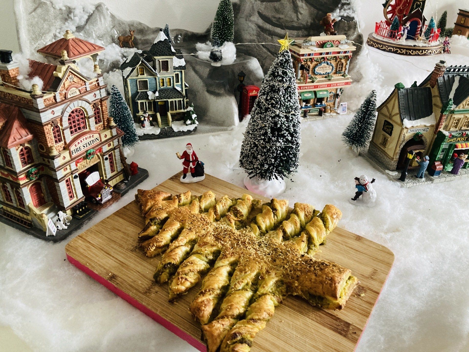 Recept; Kerstboom van bladerdeeg met pesto en kaas