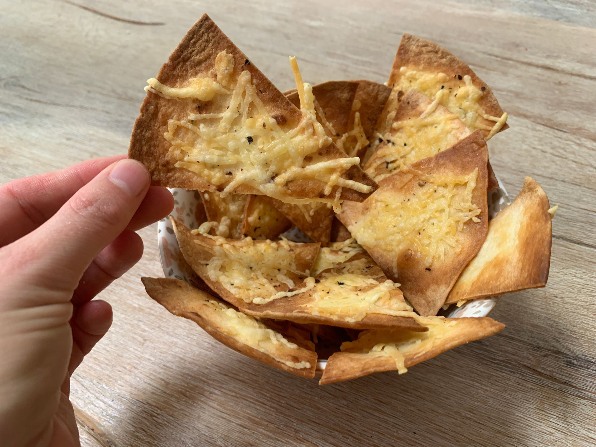 Recept: Knoflookboter tortilla chips met gesmolten kaas