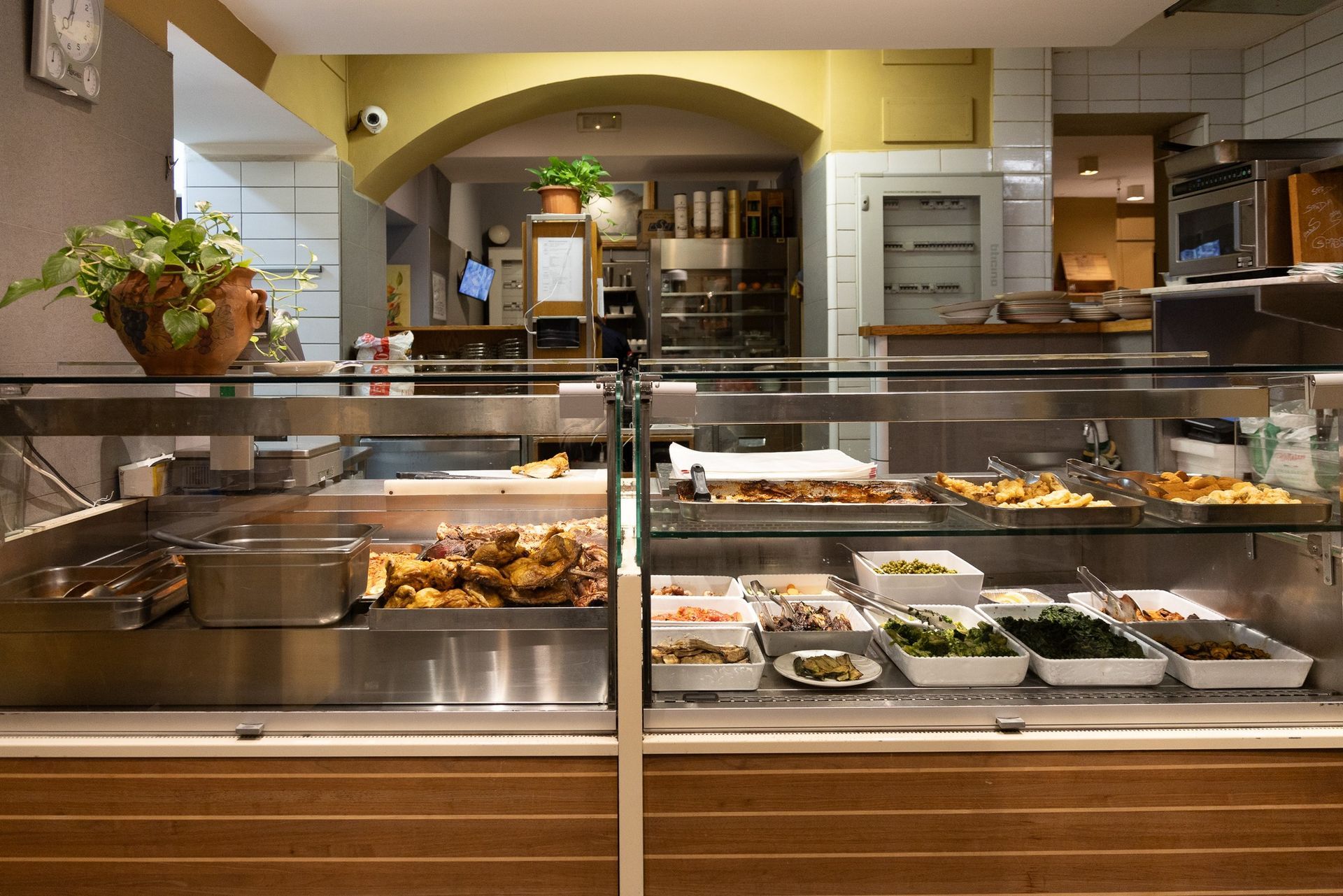 Vetrina in un bar, piena di cibo pronto.