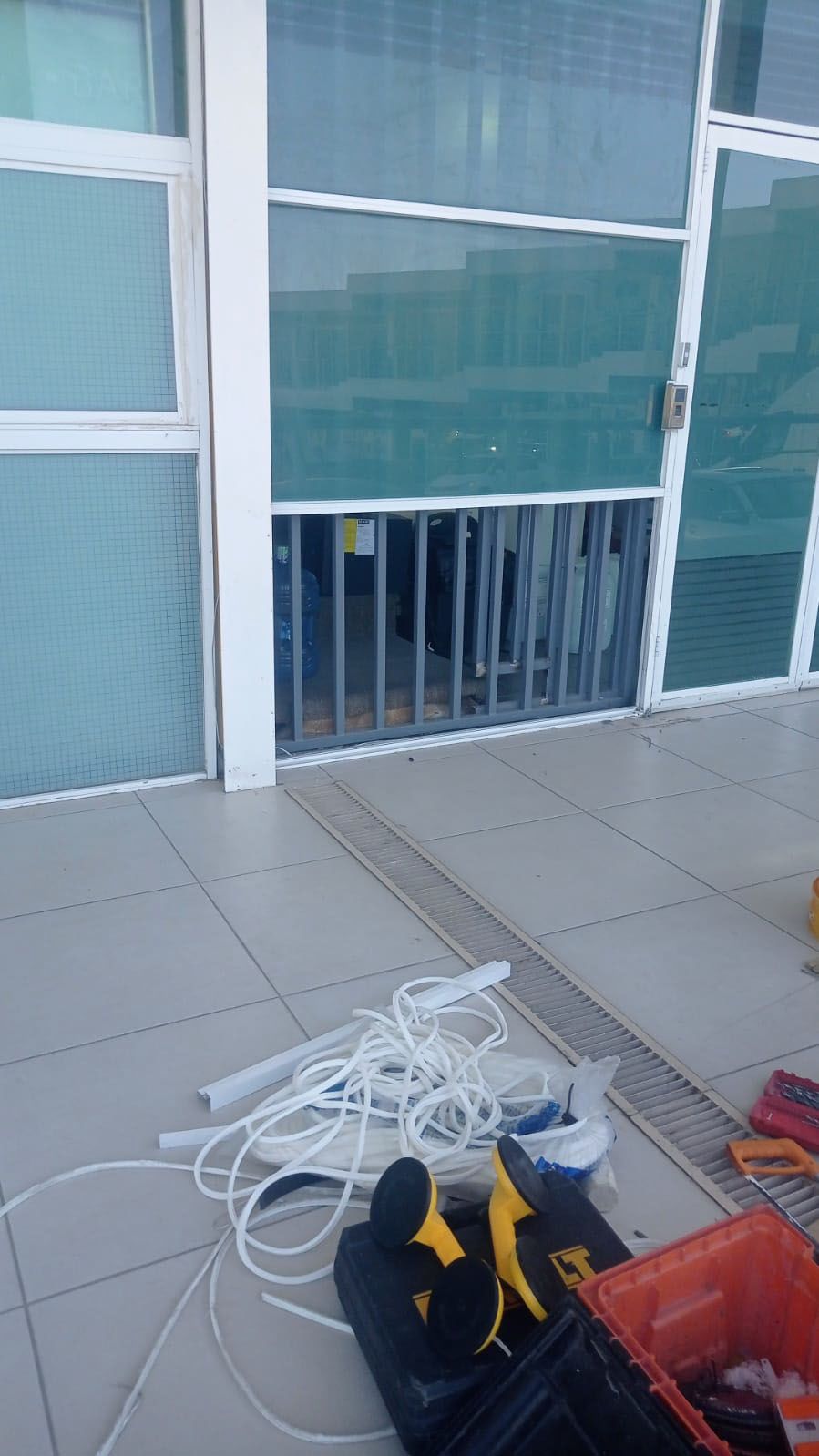 Equipo instalando aluminio y vidrio templado