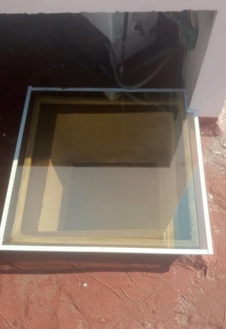 Fachada comercial con aluminio y vidrio