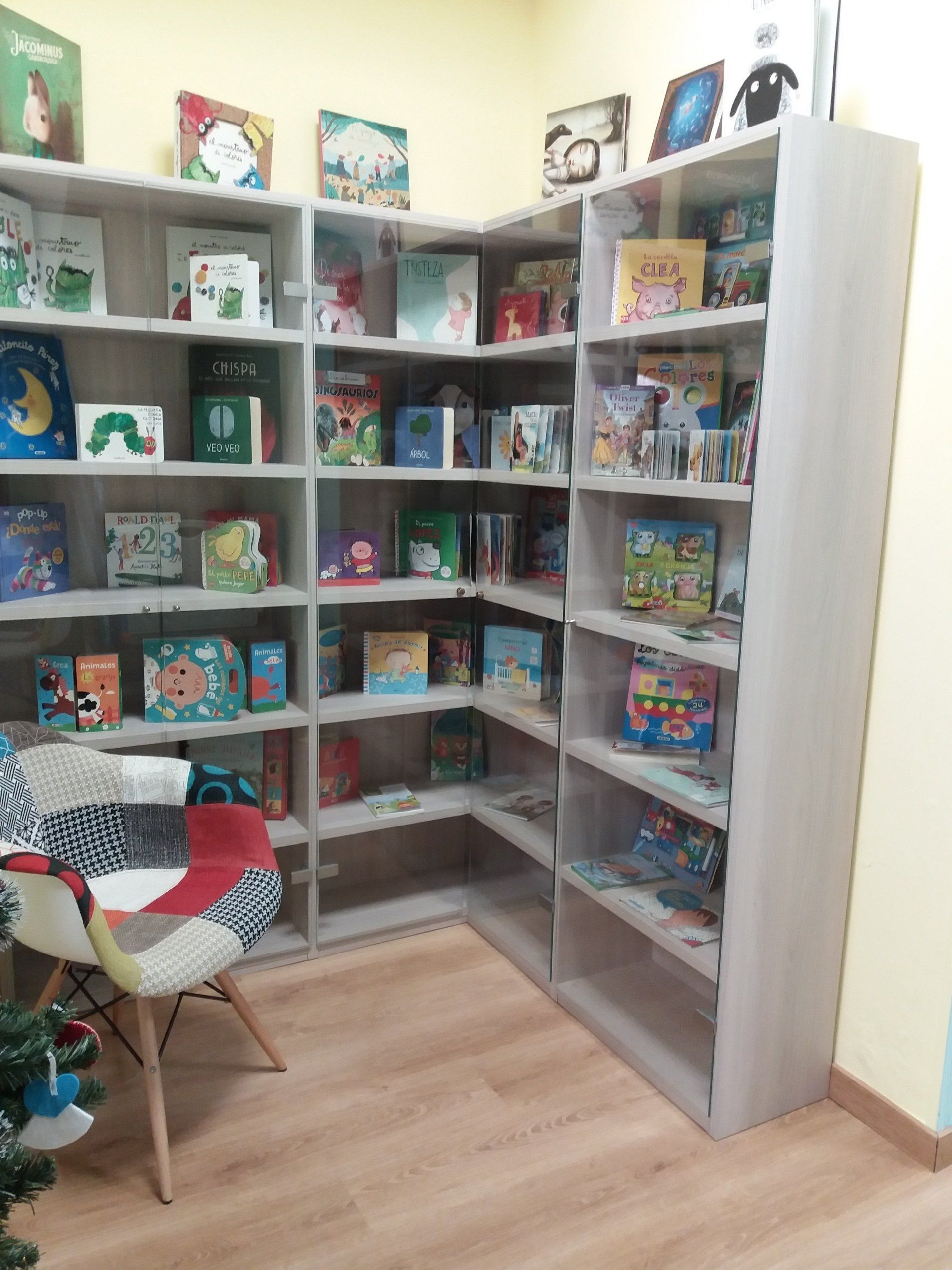 PLAY & LEARN ENGLISH