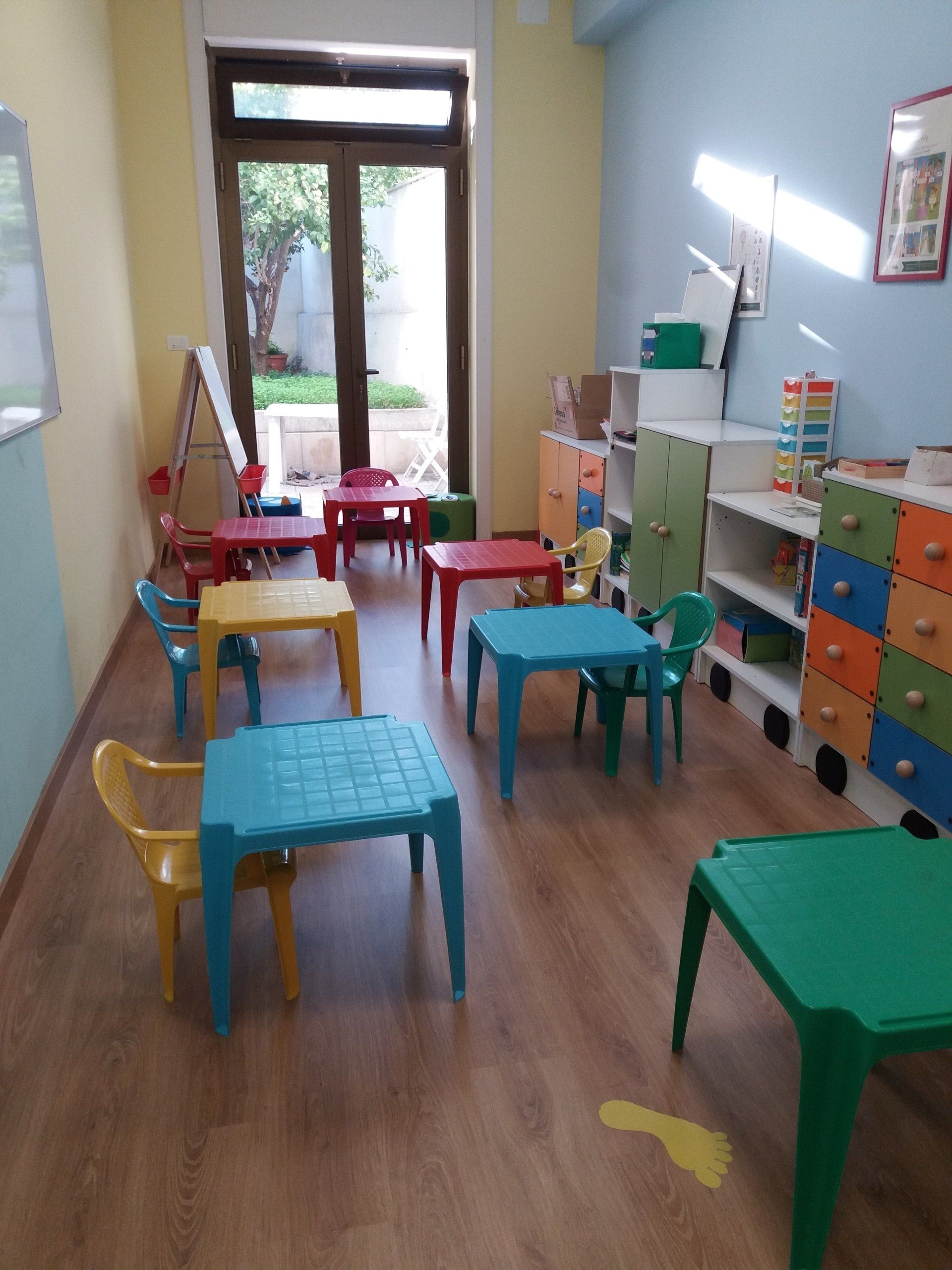 PLAY & LEARN ENGLISH