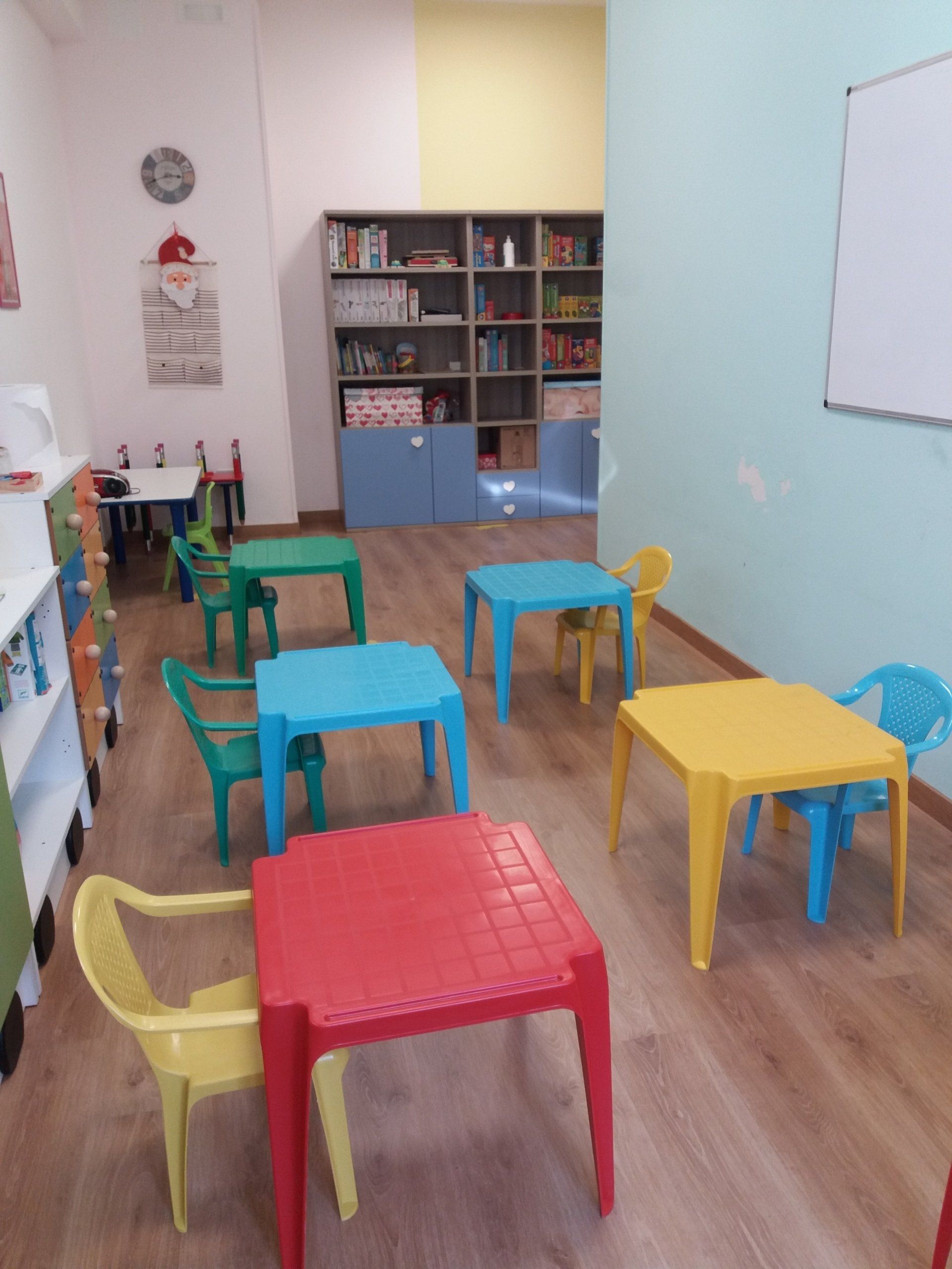 PLAY & LEARN ENGLISH