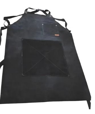 Delantal negro con dos bolsillos y lazos en cuello y cintura.