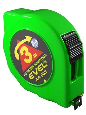 Cinta métrica amarilla extendida, con logo negro y rojo, sobre blanco.