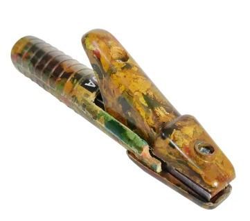 Cables de soldadura con pinza y portaelectrodos, hilos aislados de color azul y rojo.