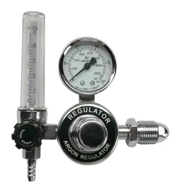 Regulador de oxígeno con dos manómetros y perilla azul.