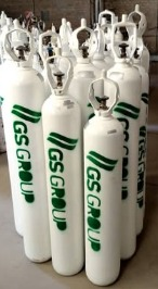 Camión cisterna y contenedor blanco, conectados por una manguera. Exterior. Logotipo de GS Group en el camión cisterna.