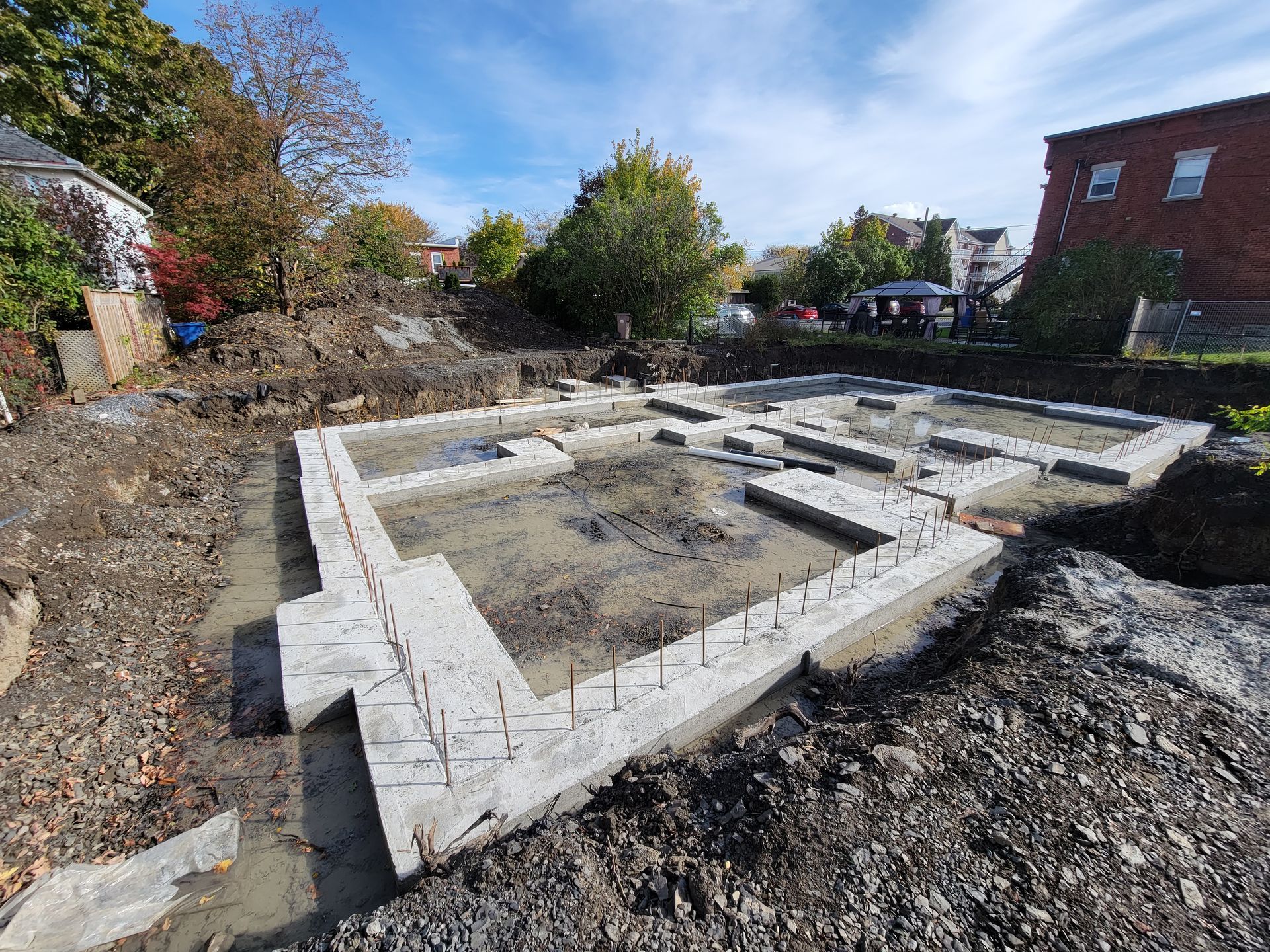 Les fondations d'une maison sont en train d'être construites dans la terre.