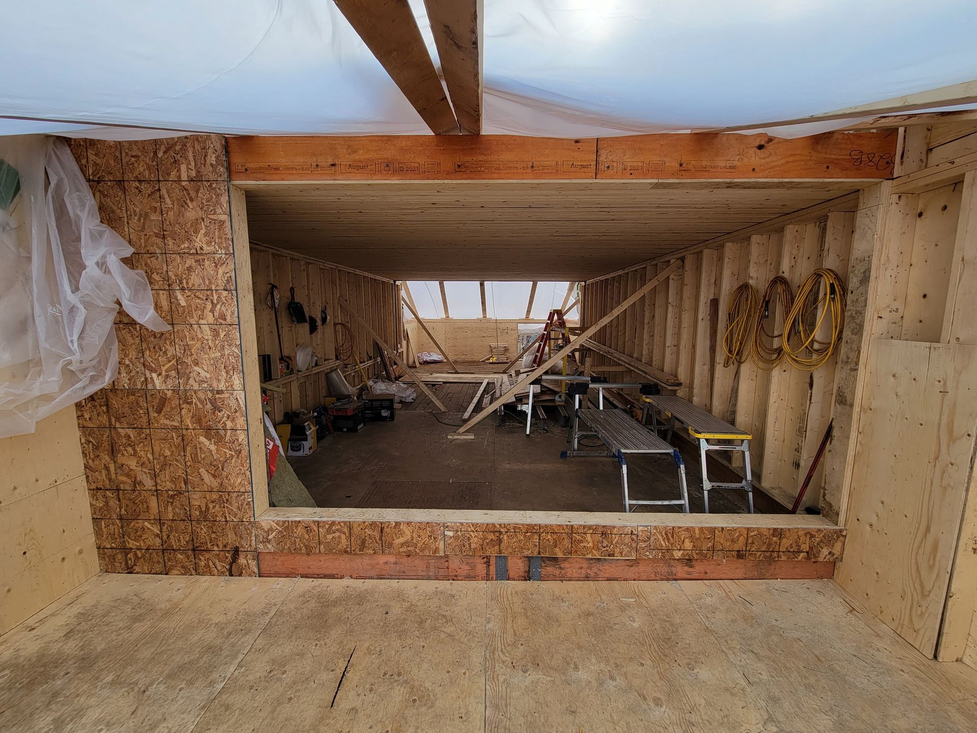 Un homme se tient debout dans une pièce avec une grande fenêtre.