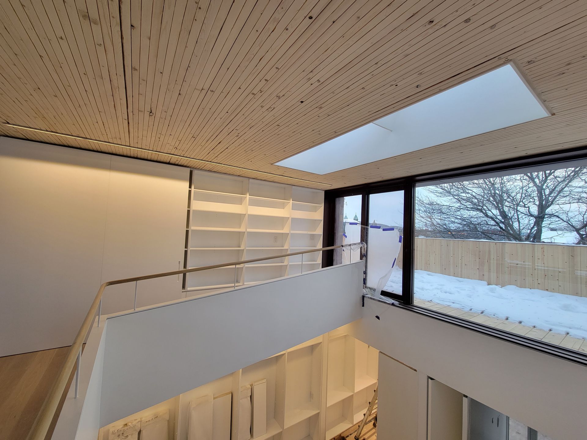 Il y a un escalier qui mène au deuxième étage d'un immeuble.