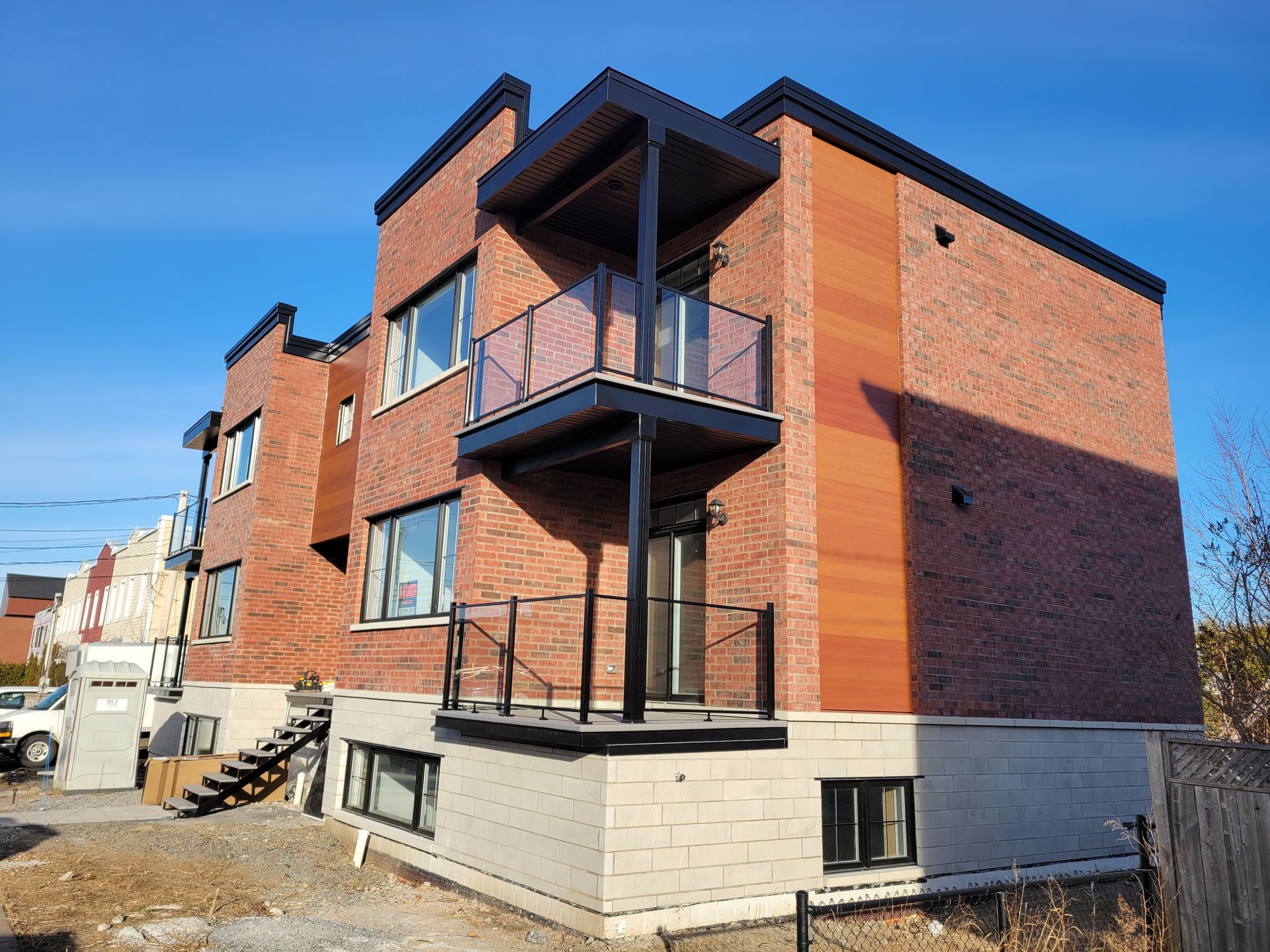 Un grand bâtiment en brique avec un balcon et des escaliers