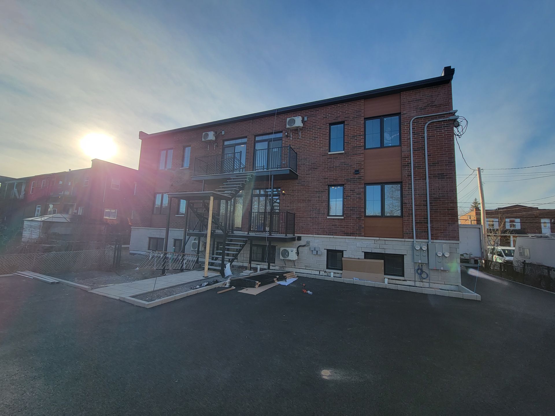 Un grand bâtiment en briques avec beaucoup de fenêtres est en construction.