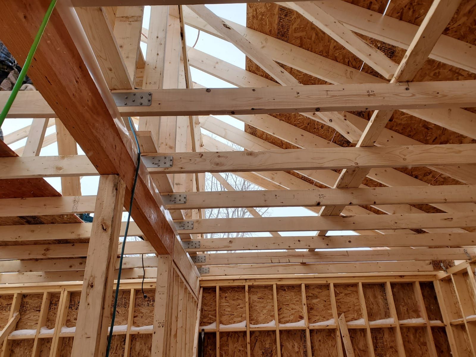 Regardant le plafond d'une maison en construction.